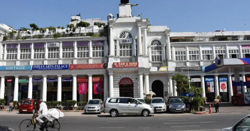 Connaught Place – Urban Nightlife and Street Vendors